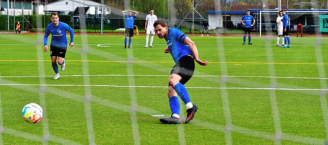 Verwandelt: Reichlich unorthodox bugsierte Simon Gantert den Strafstoß zur 1:0-Führung der SG Mettingen/Krenkingen beim VfB Waldshut ...