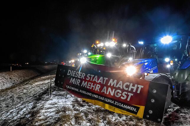 Offiziell grenzen sich die Bauernverbände von rechten Trittbrettfahrern ab. Banner mit rechten Parolen gegen den demokratischen Staat ...