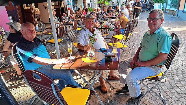Auch die Gastronomie rund um die Laufstrecke in der Innenstadt, hat von dem Besucherzustrom profitiert. Hier im Bild (von links) Peter ...