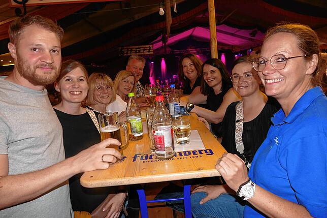 Bild 2: Die Frog-Party der Froschenkapelle Radolfzell mobilisiert die Massen auf dem Fürstenberg