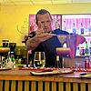 Julian Hischmann zeigt sein Barkeeping-Talent. Hier ist er im Cafe Vanilli‘s in Aktion.