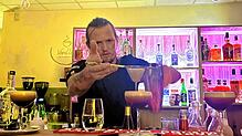 Julian Hischmann zeigt sein Barkeeping-Talent. Hier ist er im Cafe Vanilli‘s in Aktion.