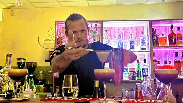 Julian Hischmann zeigt sein Barkeeping-Talent. Hier ist er im Cafe Vanilli‘s in Aktion.