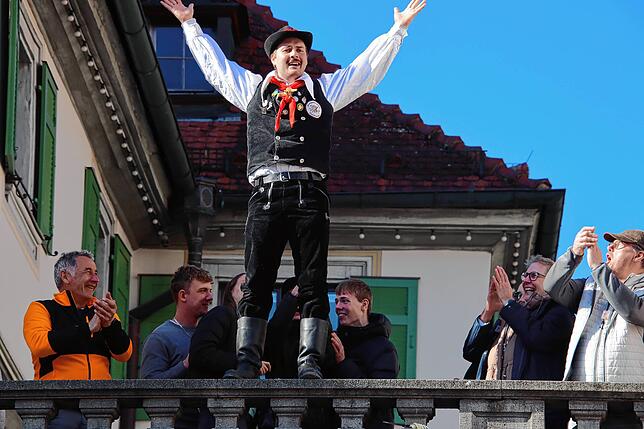 Bild 20: Tausende Besucher beim Rosenmäntigumzug 2025