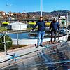 Bürgermeister Adrian Schmidle (rechts) und Klimaschutzmanager Maximilian Rüttinger 2019 mit der jüngsten Photovoltaik in der Kläranlage. ...