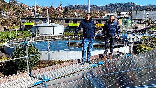 Bürgermeister Adrian Schmidle (rechts) und Klimaschutzmanager Maximilian Rüttinger 2019 mit der jüngsten Photovoltaik in der Kläranlage. ...