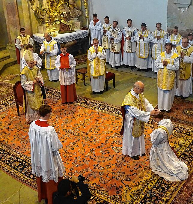 Nach der Handauflegung, der Amtsübertragung durch den Bischof, legten auch alle Priester Wolfgang Dichgans als Zeichen der Weihe die ...