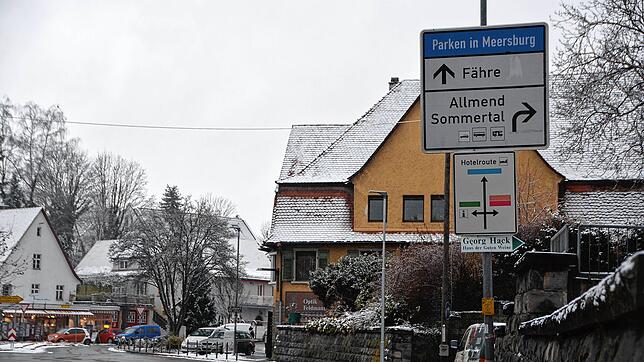 An zehn Standorten in Meersburg sollen die alten Parkplatz-Hinweistafeln durch elektronische Anzeigetafeln ersetzt werden, die die ...