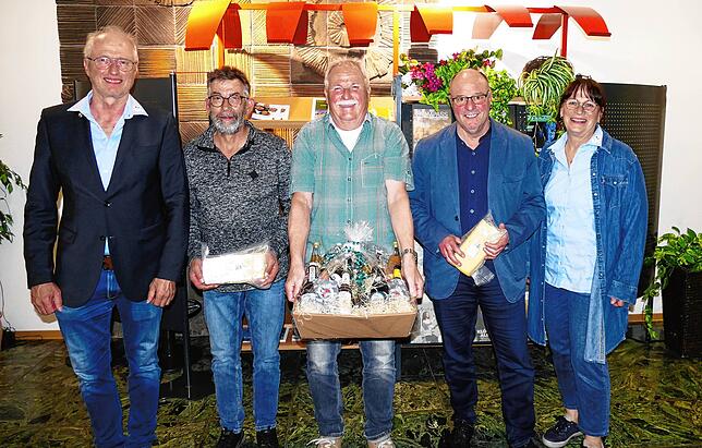 Mit einem Präsent würdigten Vorsitzender Martin Löffler (links) und seine Stellvertreterin Christine Unger (rechts) mit Frank Löffler, ...