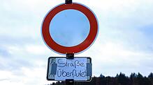 &bdquo;Straße überflutet&ldquo; steht auf dem Schild zwischen Dettingen und Hegne.