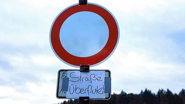 &bdquo;Straße überflutet&ldquo; steht auf dem Schild zwischen Dettingen und Hegne.