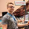 Lukas Herberth, Leiter der Thalia-/Osiander-Filiale im Lago-Einkaufszentrum in Konstanz, zeigt, wie eine Selbstscan-Kasse funktioniert. ...