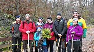 Dogerner Gemeinderäte haben sich auf Initiative von Wolfgang Kaiser (links) zu einer gemeinsamen Pflanzaktion im Einungsmeisterwald ...