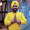 Pächter Ajit Singh steht vor dem Restaurant, das bis Januar 2024 das Sitara war und nun als Siddhartha neu eröffnet wird.