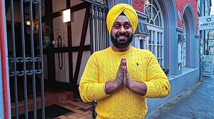 Pächter Ajit Singh steht vor dem Restaurant, das bis Januar 2024 das Sitara war und nun als Siddhartha neu eröffnet wird.
