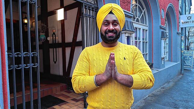 Pächter Ajit Singh steht vor dem Restaurant, das bis Januar 2024 das Sitara war und nun als Siddhartha neu eröffnet wird.