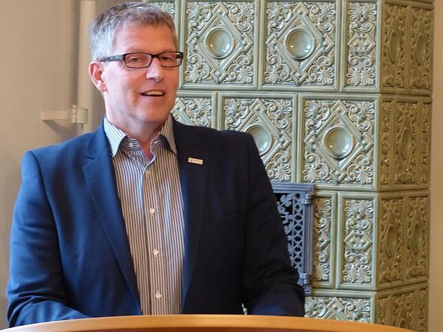 Bürgermeister Robert Scherer eröffnet die Dirksen-Ausstellung, die seine Idee war.