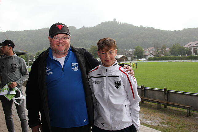 Sportlich verfeindet: VFB‘ler Bernhard Klingmann und sein Sohn Anton, der für den FC Tiengen kickt, hatten die Fronten bereits im ...
