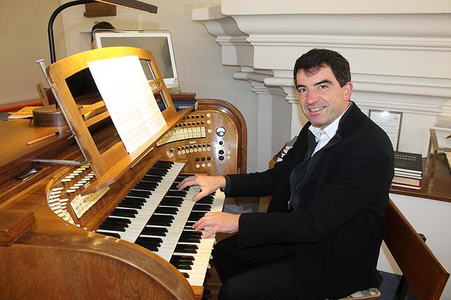 Peter Hastedt, Villinger Kantor begleitete die Chöre und spielte zwei Solo-Stücke auf der Orgel von St. Johann.