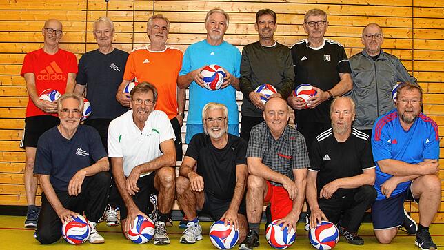 Noch immer fit: Die Männergymnastikgruppe des FC Wallbach mit (hinten von links) Rolf Deklerski, Hugo Zimmermann, Bernhard Huber, Dieter ...