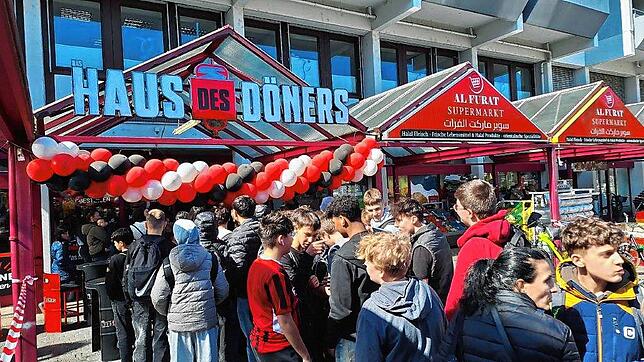 Das „Haus des Döners“ zog mit einer Marketing-Aktion zur Eröffnung in Konstanz die Massen an.