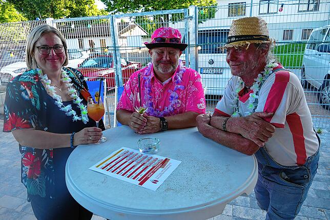 Bild 3: Generationenübergreifende Premiere der Beach-Party beim Vereinsheim des SSC Donaueschingen ein Hit