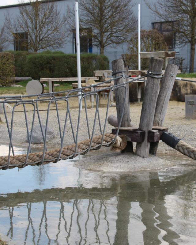 Als Spielplatz ist die Wassererlebniswelt bei kleinen Kindern besonders beliebt. Es gibt Sandspielplätze, ein Seeungeheuer und bei ...