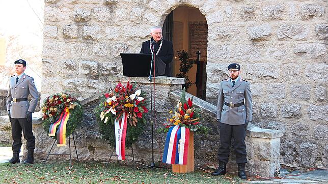 Die feierliche Kranzniederlegung steht ganz im Zeichen der Völkerverständigung und Aussöhnung mit Frankreich.
