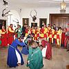 Beim Besuch auf der Burg bedankt sich die Tanzgruppe der Cavalieri mit einigen Tänzen im Vorsaal.