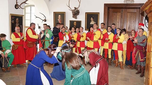 Beim Besuch auf der Burg bedankt sich die Tanzgruppe der Cavalieri mit einigen Tänzen im Vorsaal.