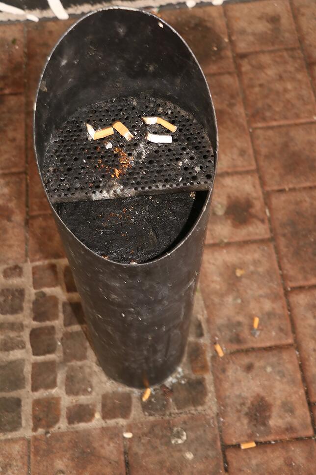 Leider nicht getroffen. Neben dem Ascher fliegen die Kippen auf den Boden.