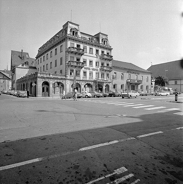 Hotel Krone links und SÜDKURIER rechts. Das Bild ist in den 60er-Jahren von der Marktstätte aus entstanden.