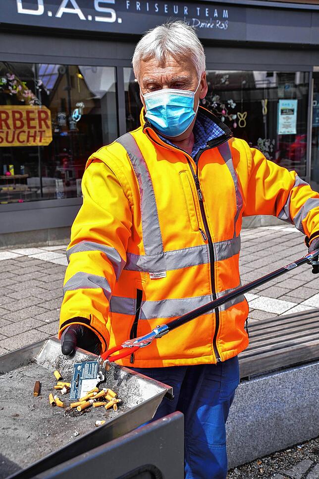Die wenigsten Raucher schaffen es, ihre Kippen am Bärenplatz in die Kippenschublade zu werfen. Die meisten landen auf der Straße.