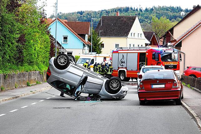 Nach dem Unfall auf der Hauptstraße in Mühlhofen lag ein Auto auf dem Dach. Die Fahrerin wurde schwer verletzt.