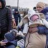 Eine aus der Ukraine geflohene Frau hält an der polnischen Grenze ihr Kind im Arm. Baden-Württemberg rechnet mit vielen Flüchtlingen aus ...