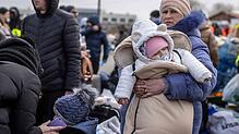 Eine aus der Ukraine geflohene Frau hält an der polnischen Grenze ihr Kind im Arm. Baden-Württemberg rechnet mit vielen Flüchtlingen aus ...