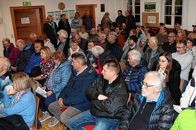 Der kleine Saal im Weilersbacher Gemeindehaus reicht für die große Zaal der Zuhörer nicht aus. Zum Zeitpunkt der Aufnahme steht vor dem ...