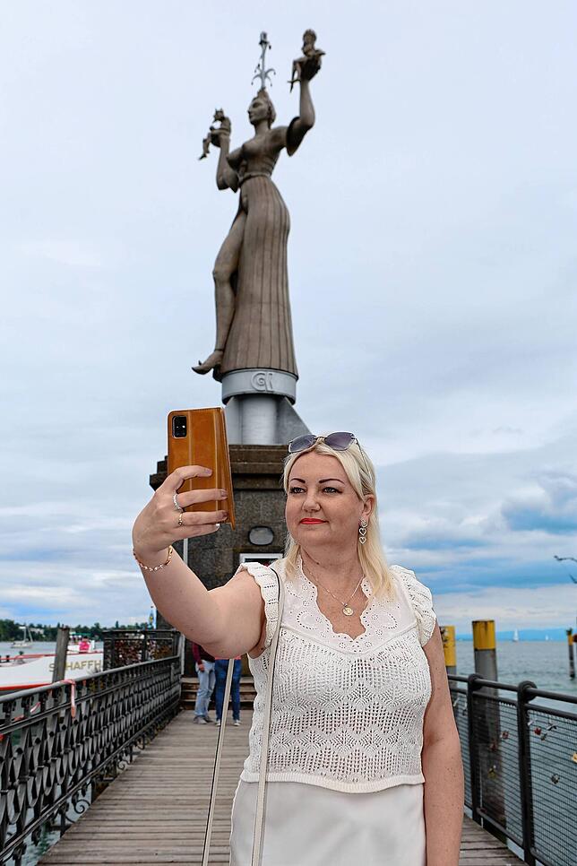 Olga Sadova aus Aschaffenburg ist zum ersten Mal im Urlaub in Konstanz und hat bei einem Spaziergang die Imperia am Hafen entdeckt.