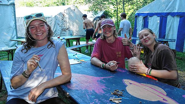 Eine gute Zeit im Zeltlager Rammetshofen des BDKJ (von links): Teamerin Sarah sowie die Teilnehmer Marlon und Elisabeth, beide 16 Jahre ...