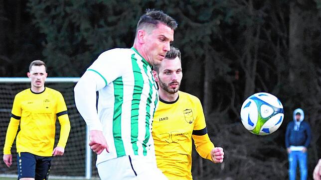 Sven Müller von der SG Fischbach/Weiler (vorne links) im Duell mit Dominik Hellenbrand von der SG Eintracht Gütenbach-Neukirch. Die ...
