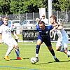 Zielstrebig: Der Waldshuter Franjo Bicvic (Mitte) setzt sich forsch gegen zwei Gegenspieler vom FSV Altdorf durch. Dennoch unterlag der ...