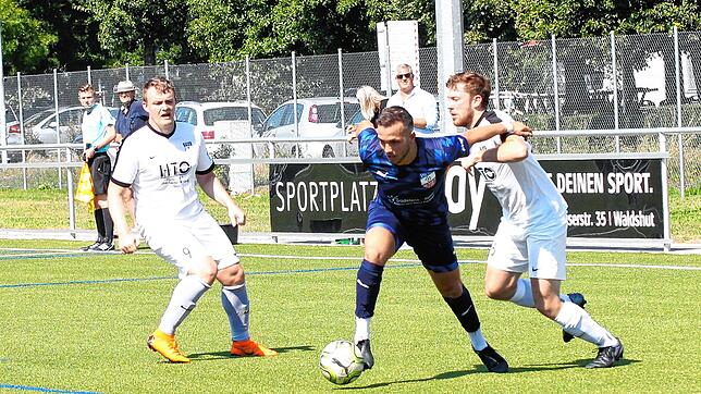 Zielstrebig: Der Waldshuter Franjo Bicvic (Mitte) setzt sich forsch gegen zwei Gegenspieler vom FSV Altdorf durch. Dennoch unterlag der ...