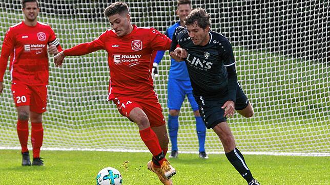 Obwohl der FC Königsfeld vier Tore erzielte, mussten sich die Gastgeber gegen Bonndorf mit einem Punkt begnügen. Hier kämpft der ...