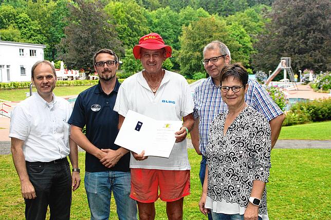 Volkmar Krause (Mitte) ist seit 58 Jahren an vorderster Front bei der DLRG im Einsatz.