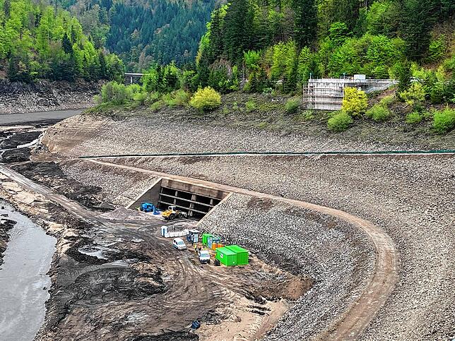 Durch dieses Ausflussbauwerk wird das Wasser in die Kaverne und von dort ins Hornbergbecken gepumpt.