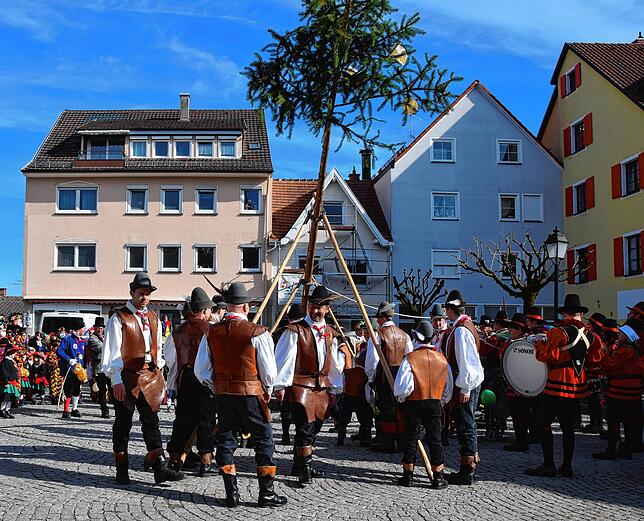 Bild 24: Bilder vom Kindernarrenbaum-Setzen auf dem Gustav-Hammer-Platz in Stockach