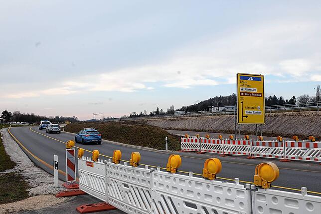 Notbehelf auf Jahre hinaus: Bis auf der B33 freie Fahrt herrscht, müssen sich noch sehr, sehr viele Auto- und Lastwagenfahrer über eine ...