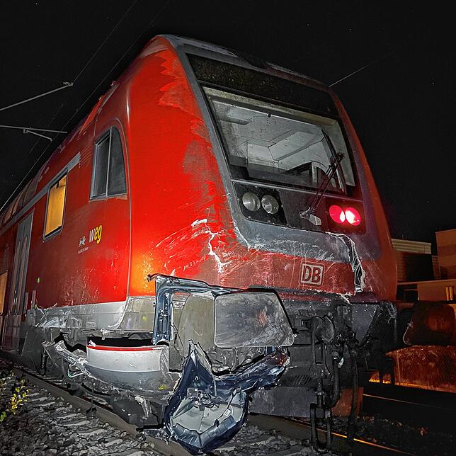 Der beschädigte Steuerwagen der Schwarzwaldbahn, in dem sich der Zugführer befand. Der eigentliche Antrieb war die Lok am Ende des ...