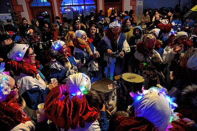 Bild 3: Endlich Fasnet: Glonkis stellen ihre Brunnenfigur auf und eröffnen die Fasnet
