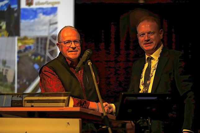 Ulrich Krezdorn (links) spendet dem Spital- und Spendenfonds der Stadt Überlingen sein Haus. Oberürgermeister Jan Zeitler würdigte diese ...